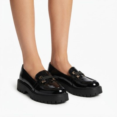 Γυναικεία Loafers Λουστρίνι με Χρυσή Λεπτομέρια σε Μαύρο Χρώμα