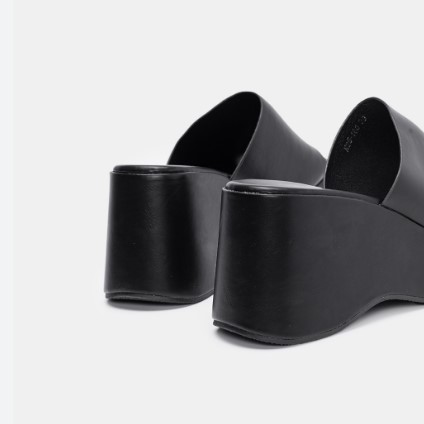 IDEAL SHOES Γυναικεία Πλατφόρμα-Παντόφλα σε Δερματίνη
